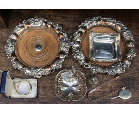 A pierced silver bon bon basket, Sheffield 1916/17 together with a small square silver dish, Birmingham 1916/17, a commemorat