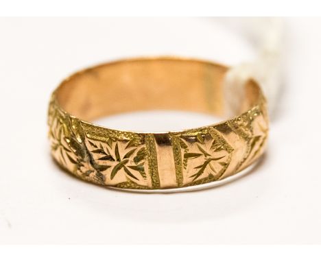 A 9ct gold vine leaf engraved wedding band, approx 5mm, ring size N 1/2, approx 2.3gms