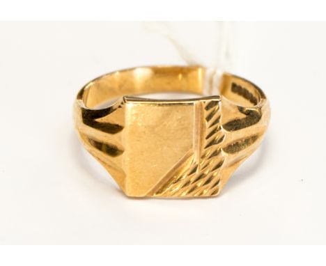 A 9ct gold signet ring, size W, weighing approx 5.1 grams 
