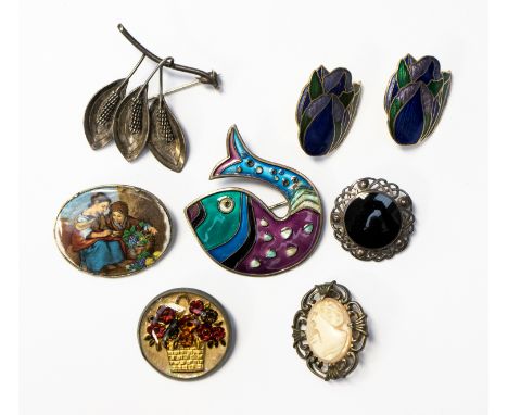 Various brooches, including enamel and jet (8)