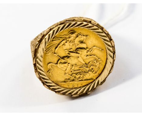 A Sovereign gold ring dated 1911, total weight approx 15.8gms