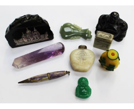 A collection of assorted items to include a semi-precious stone specimen, a pen, Chinese scent bottles, jade etc (1) 