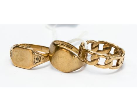 Three various 9ct gold rings, comprising pierced ring and two signet rings, total weight 14.6 grams approx 