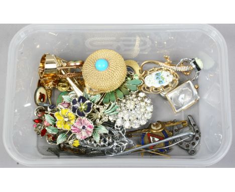 A box of costume jewellery to include pewter fox brooch, enamel badges, cufflinks etc.