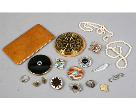 A quantity of costume jewellery including Celtic agate brooch, along with two vintage make up compacts etc.