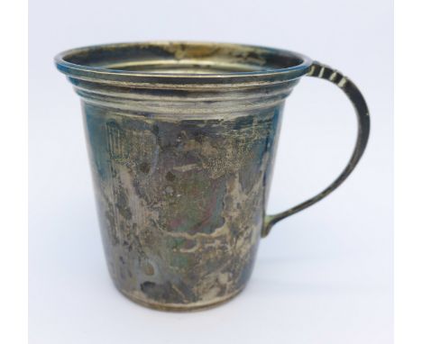 A silver christening mug, 64g