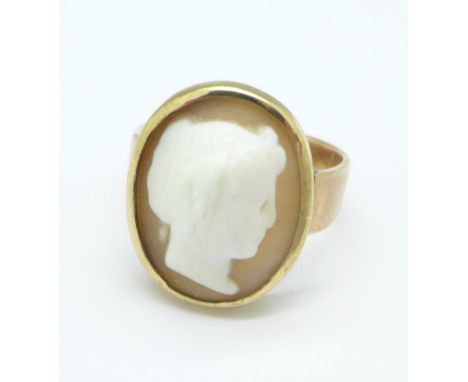 A 9ct gold cameo ring, 3.7g, K