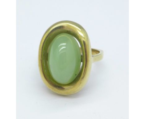 A 9ct gold and jade ring, 8g, S