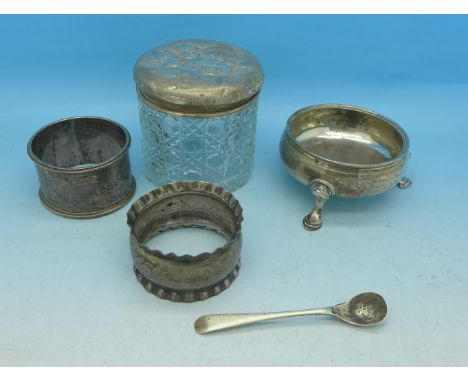 A silver topped glass jar, a/f, a silver salt and spoon and two silver napkin rings, 100.5g