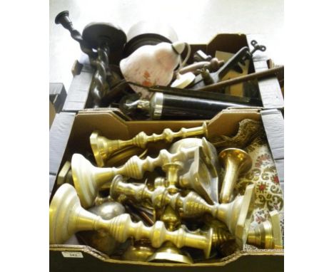 MISCELLANEOUS 19TH AND 20TH CENTURY METALWORK, INCLUDING VICTORIAN BRASS CANDLESTICKS, AN OAK MANTLE CLOCK, VINTAGE FIRE EXTI