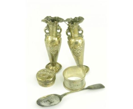 A PAIR OF VICTORIAN SILVER MINIATURE TWO HANDLED VASES, BIRMINGHAM 1899, LOADED AND THREE OTHER ITEMS, 2OZS WEIGHABLE