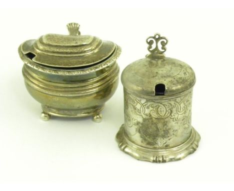 A GEORGE IV SILVER MUSTARD POT, BLUE GLASS LINER, LONDON 1824, 4OZS AND A VICTORIAN SILVER MUSTARD POT, LONDON 1857, 4OZS