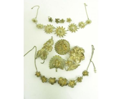 A SMALL COLLECTION OF SILVER FILIGREE BROOCHES AND NECKLACES, BROOCHES AND EARRINGS