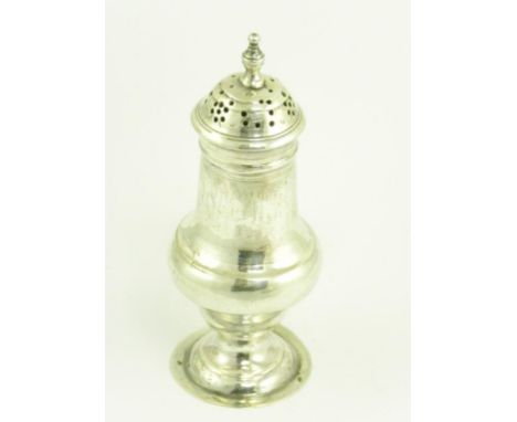 A GEORGE III SILVER PEPPER CASTER AND COVER, LONDON, PROBABLY 1771, 2OZS