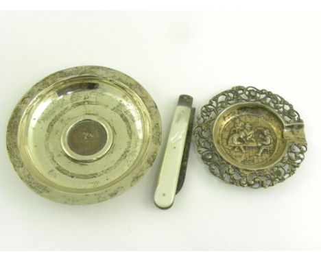 A SILVER ASHTRAY INSET WITH A VICTORIAN SILVER GOTHIC FLORIN, ANOTHER SILVER ASHTRAY AND A VICTORIAN SILVER TWO BLADE FRUIT K