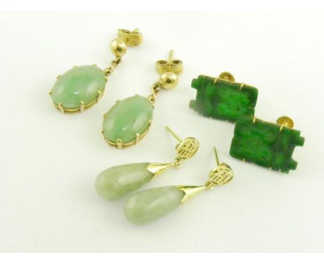 A PAIR OF SOUTH EAST ASIAN GOLD AND CARVED JADEITE PLAQUE EARRINGS, MARKED 18K AND TWO OTHER PAIRS OF GOLD MOUNTED JADE EARRI