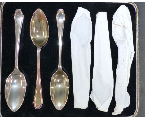 A set of 6 silver grapefruit spoons, cased, Sheffield 1938, 4½ oz.