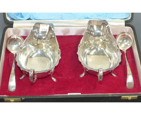 A cased pair of hallmarked silver sauce boats with ladels, Sheffield 1966, 8.8oz