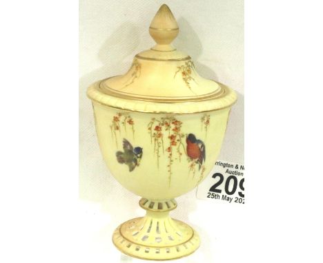 Royal Worcester China Works lidded pot with painted bird decoration, H: 12 cm. No cracks, chips or visible restoration. P&amp