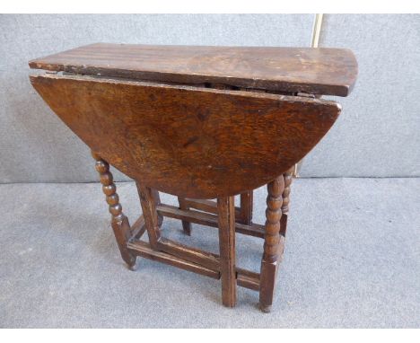 17thC oak drop leaf gate leg table with end drawer (28" long x 28" high x 31" wide extended