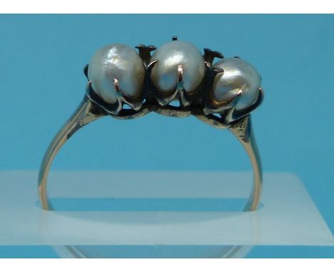 A vintage three pearl ring 