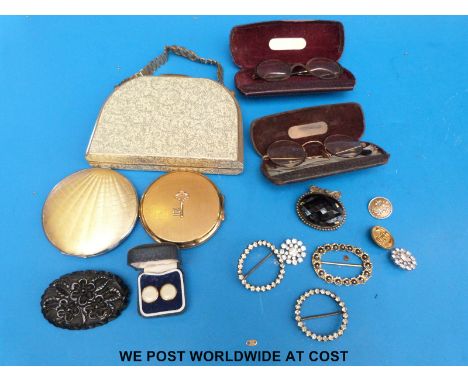 A Stratton bag containing two compacts with floral decoration, a Stratton compact with 21 to the front and another compact to