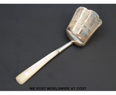 A Georgian hallmarked silver caddy spoon with mother of pearl handle (B'ham 1814) maker's mark IT, length 9.5cm