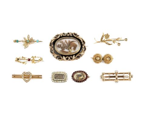 A collection of antique and later brooches, to include a rectangular panel brooch, with scrolled accents, stamped '15CT', thr