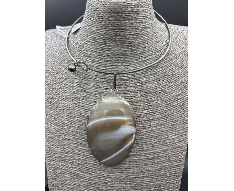 A large hard-stone pendant choker necklace