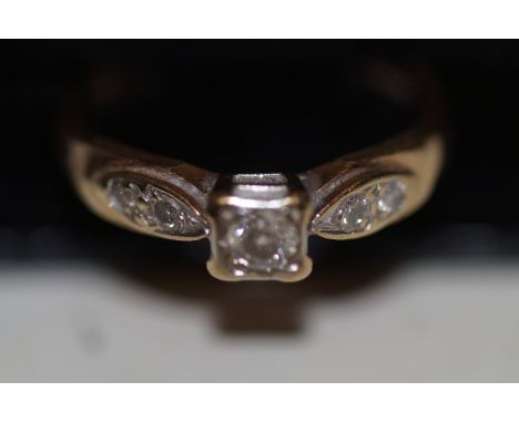 9ct Gold Ring set with Diamonds 