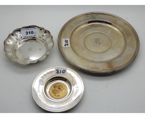 A lot comprising a silver dish, a commemorative dish, silver side plate monogrammed 'R', Glasgow 1912, 17.8cm diameter, 453gm