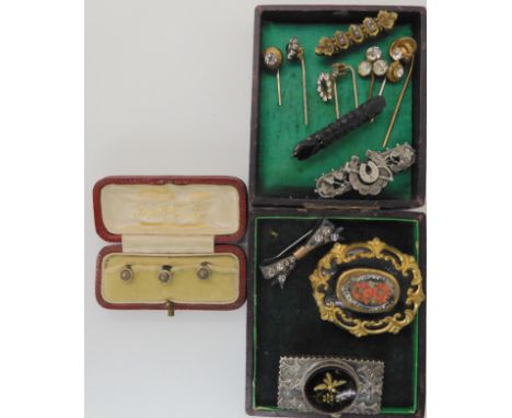 A collection of vintage brooches to include one with an enamel bee and other items Condition Report: Not available for this l