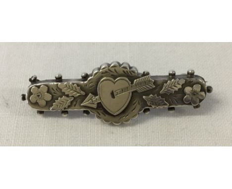 Antique silver bar brooch with a heart and arrow design, ideal for Valentines day. Has a Chester 1889 hallmark. Approx 4cm wi