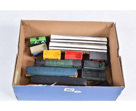 A QUANTITY OF UNBOXED AND ASSORTED OO GAUGE MODEL RAILWAY ITEMS, to include Hornby class 86 locomotive, no name or number, B.