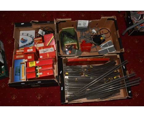 A QUANTITY OF BOXED AND UNBOXED OO GAUGE TRI-ANG AND HORNBY RAILWAYS LINESIDE BUILDINGS AND ACCESSORIES, to include boxed Vil