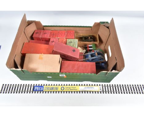 A QUANTITY OF BOXED AND UNBOXED HORNBY O GAUGE LINESIDE ACCESSORIES, majority are assorted No.1, No.1E and No.2a Buffer Stops