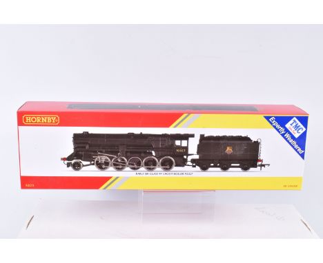 A BOXED OO GAUGE HORNBY RAILWAYS MODEL LOCOMOTIVE, Class 9F 2-10-0, no. 92027 with Crosti Boiler in BR Black with Early Emble