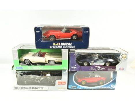 FIVE BOXED METAL DIECAST 1:18 SCALE MODEL CARS, to include a MotoMax 1961 Chevrolet Stingray Mako Shark, model no. 73102, a R