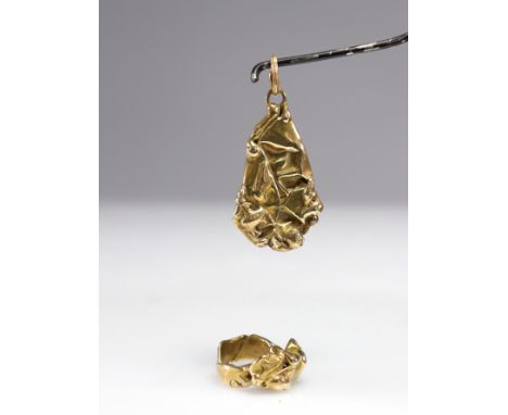 Cesar Baldaccini (Attr). Cuts. Jewelry set comprising a pendant and a brass ring, compressed and welded. Not signed. Dimensio