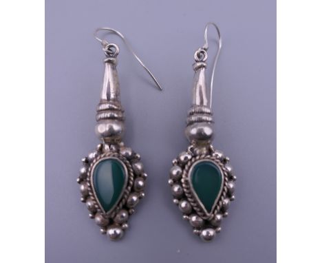 A pair of silver and jade drop earrings. 4.5 cm high.