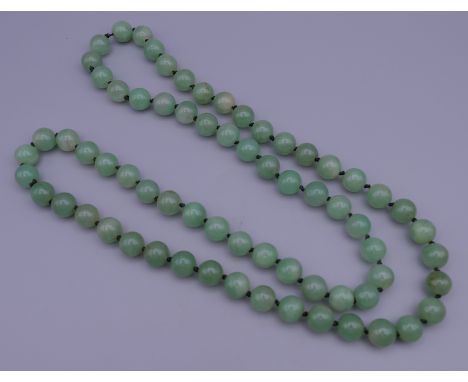 A string of jade beads. 90 cm long.