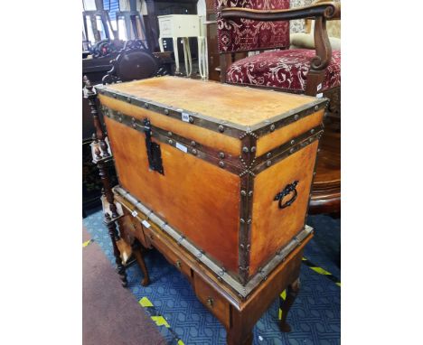 METAL TRIM TRUNK