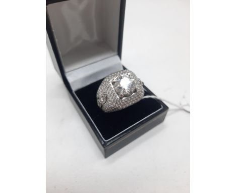 GENTS WHITE GOLD &amp; HEAVILY ENCRUSTED LAB DIAMOND RING - CENTRE STONE APPROX 3.5 CARATS (VISUALLY) DIAMOND 10MM DIAMETER -