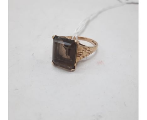 9CT GOLD SMOKY QUARTZ RING - SIZE P - 5.6 GRAMS TOTAL WEIGHT APPROX
