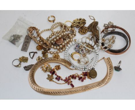 Vintage costume jewellery lot to include a mixed selection including sterling silver
