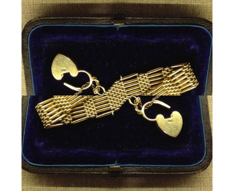 A VICTORIAN HALLMARKED 18CT GOLD GATE BRACELET Hung with a heart form locket, in velvet lined box.  (approx 51g) (w 1.5cm)