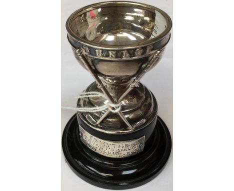 Golf Interest: A George V silver small sporting golf associated trophy,  plain circular with crossing golf clubs to the front