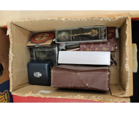 Collectors lot: a gentlemen's shaving set in a leather case; together with a propelling pencil, a razor, an RAC badge, a mili