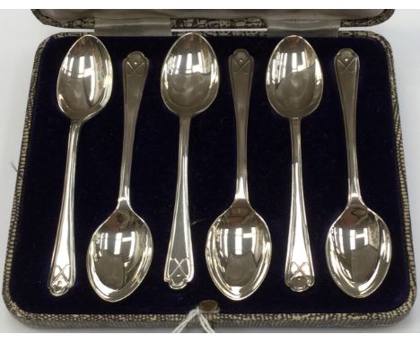 A cased set of George V silver teaspoons, with golf club terminals, Walker and Hall, Sheffield 1932, 2.58 ozt approx 
