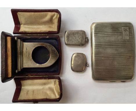Assorted silver, to include a pocket cigarette case Birmingham 1928, Henry Mathews, a vesta, pocket snuff box and a miniature
